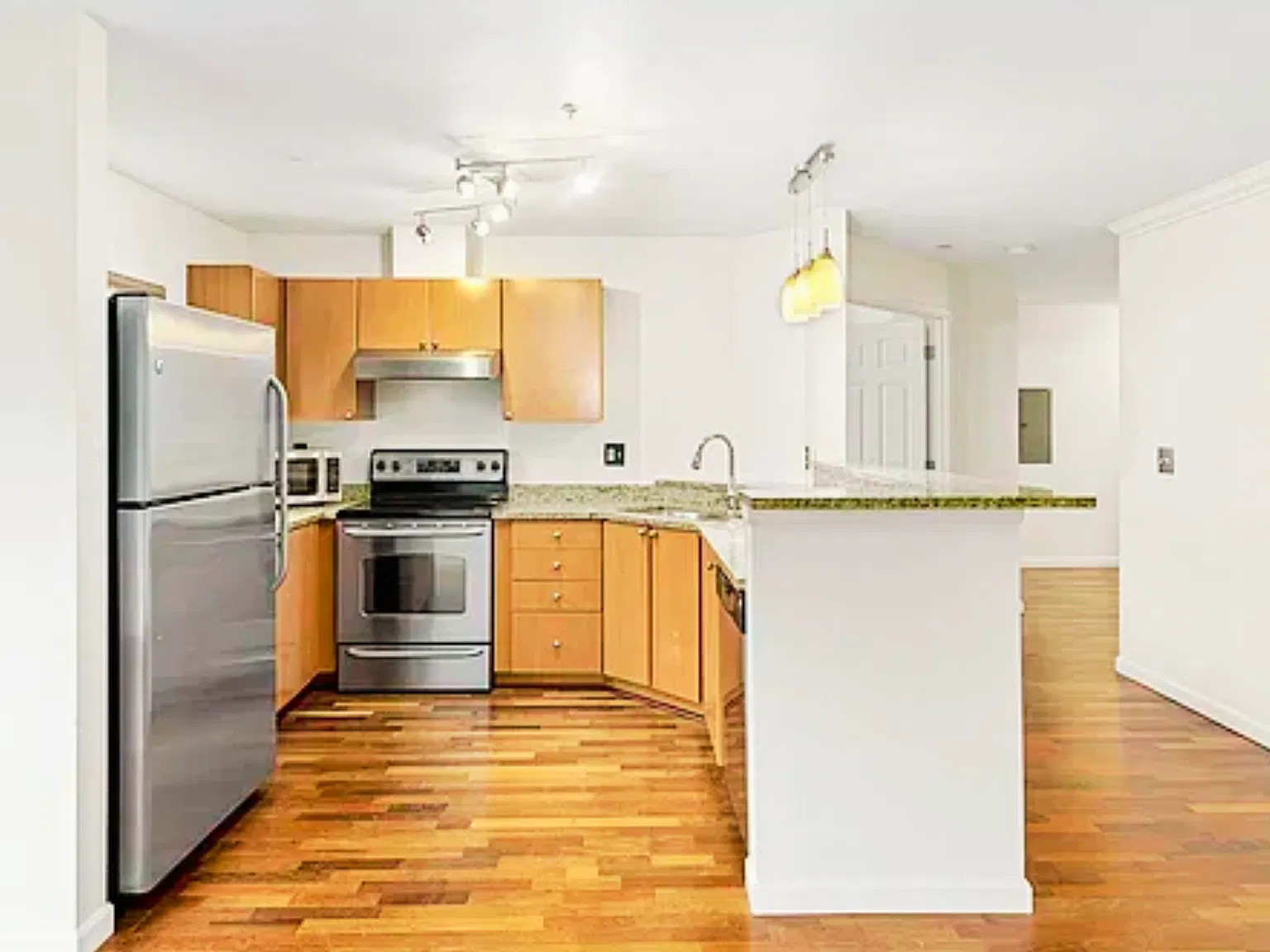2 bed, 871 sqft, $3,300 — Photo 4