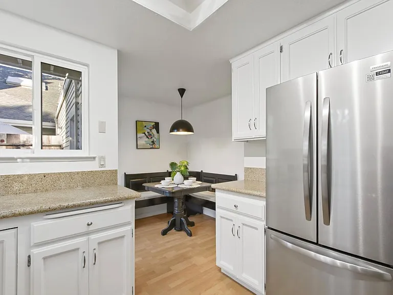 325 E 8th St #5 — Photo 15