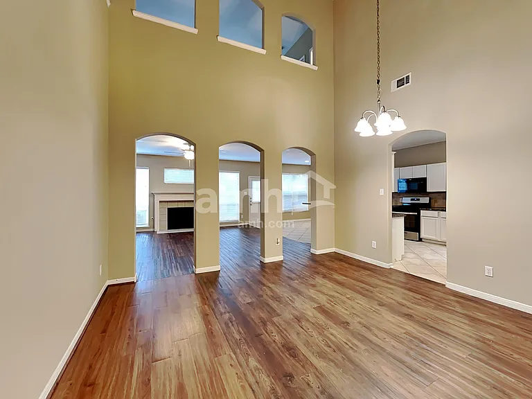 2306 Hollyfield Ln — Photo 6