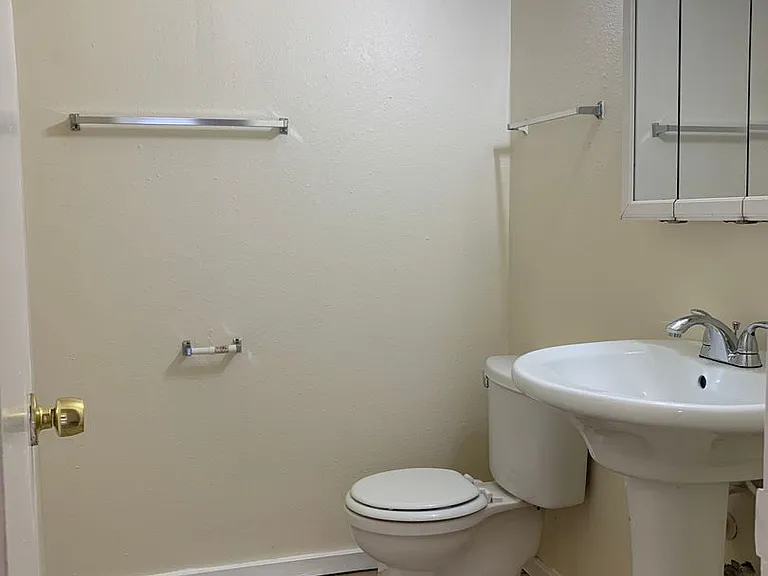 640 Alcazar — Photo 10
