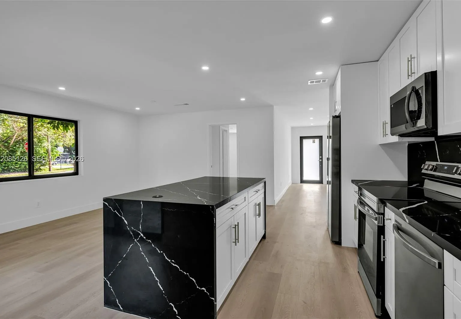 3 bed, 900 sqft, $3,900 — Photo 3