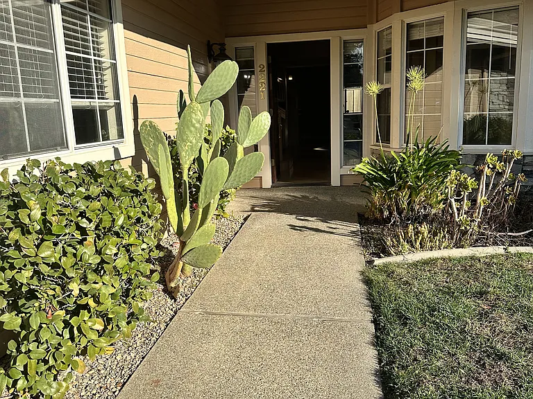 2221 Banbury Cir — Photo 2