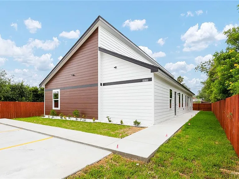 2020 Cedar Ave #A — Photo 1
