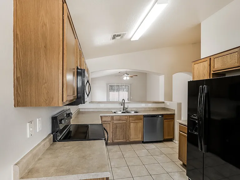 5704 S 32nd Dr — Photo 8