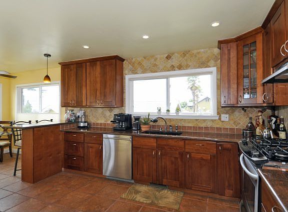 Spectacular Newer Kitchen