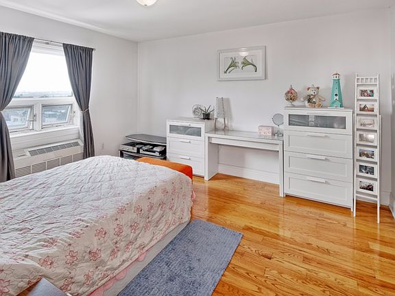 5th image of 809 22nd St #809