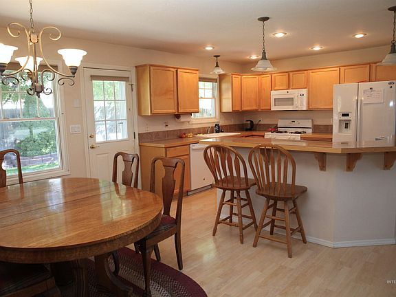 4th image of 806 Hollyann Ct
