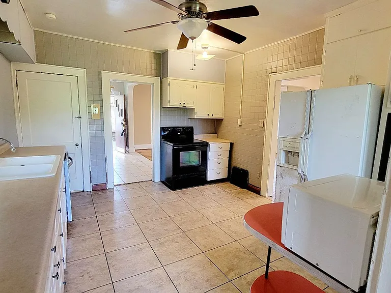 305 Lyndhurst St — Photo 2