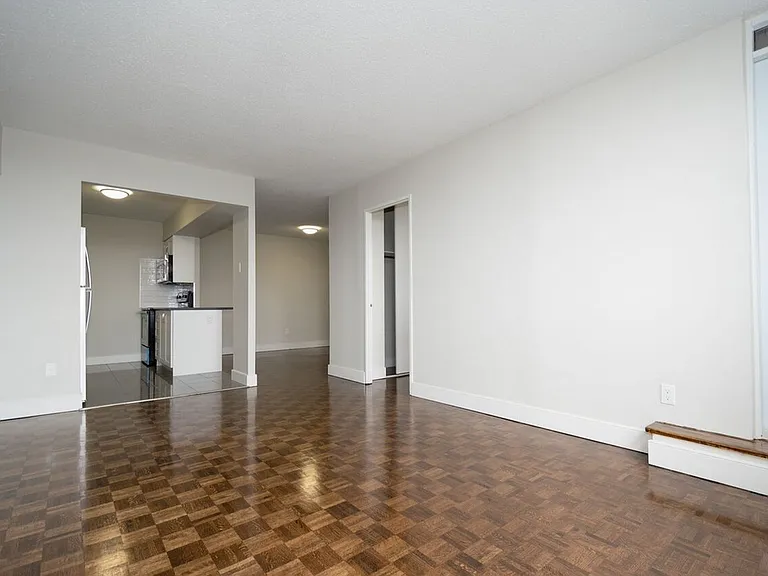 145 Wellington St W — Photo 4