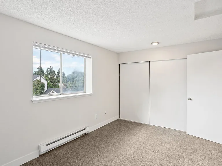 Hillview Apartments — Photo 16