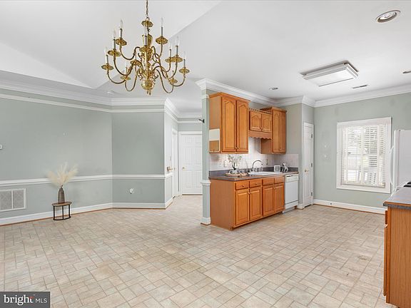 5th image of 208 Lynn Dr