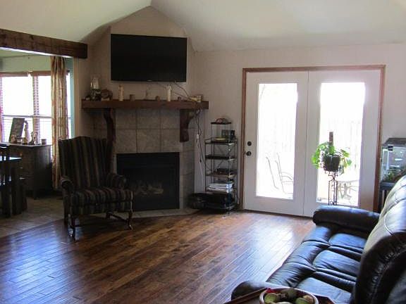 2nd image of 814 S Cobble Creek Blvd