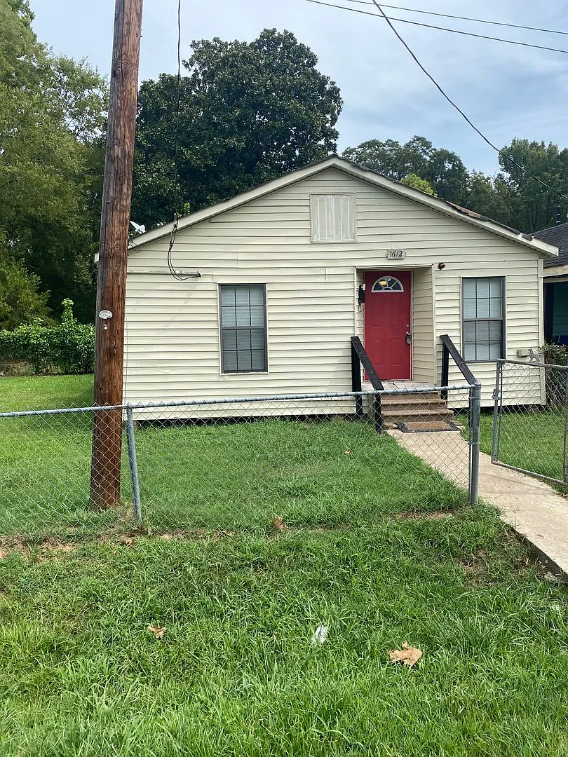 2 Bedroom 1 bath Large backyard as is immediate move in — Photo 1