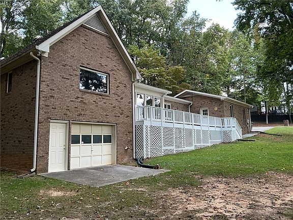 3rd image of 105 Benson Cir
