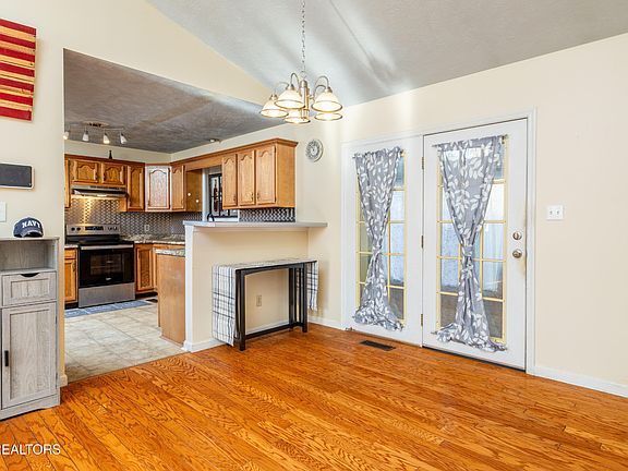 4th image of 560 Valley View St
