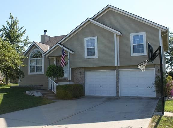 2nd image of 812 SW Shorthorn Dr