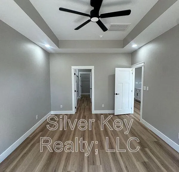 918 Stratford Ave — Photo 16