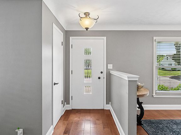 4th image of 881 Hyacinth Ave E