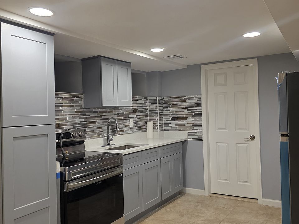 1st image of 600 6th Ave S