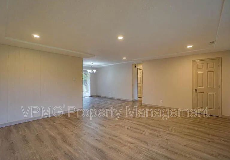 5404 NE 45th St — Photo 6