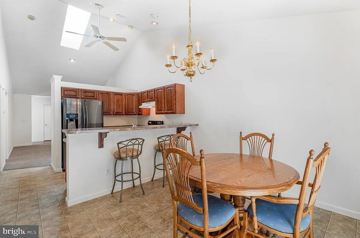2 bed, 2.0 bath, 1098 sqft, $2,250 — Photo 2