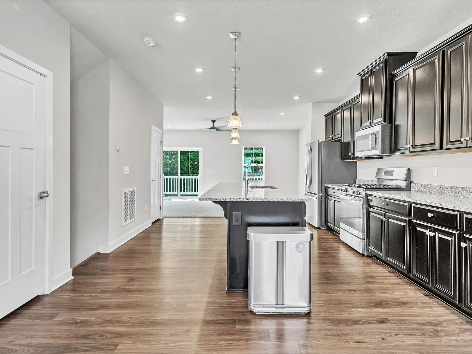 4 bed, 2432 sqft, $3,000 — Photo 3