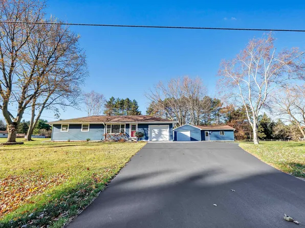2545 Northwood Rd, Suamico, WI 54313