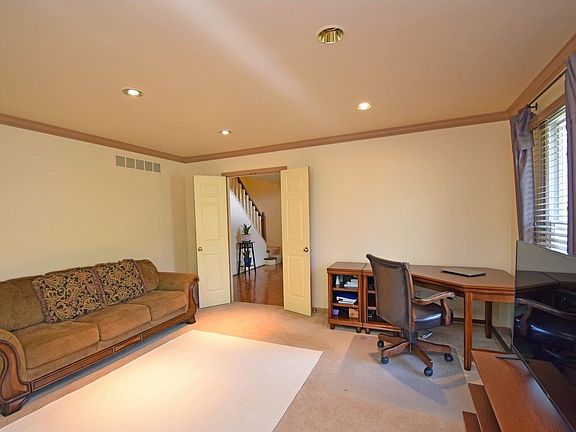 5th image of 10421 Grandoaks Ln