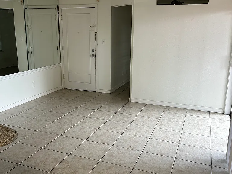 224 Georgetown B Dr — Photo 2