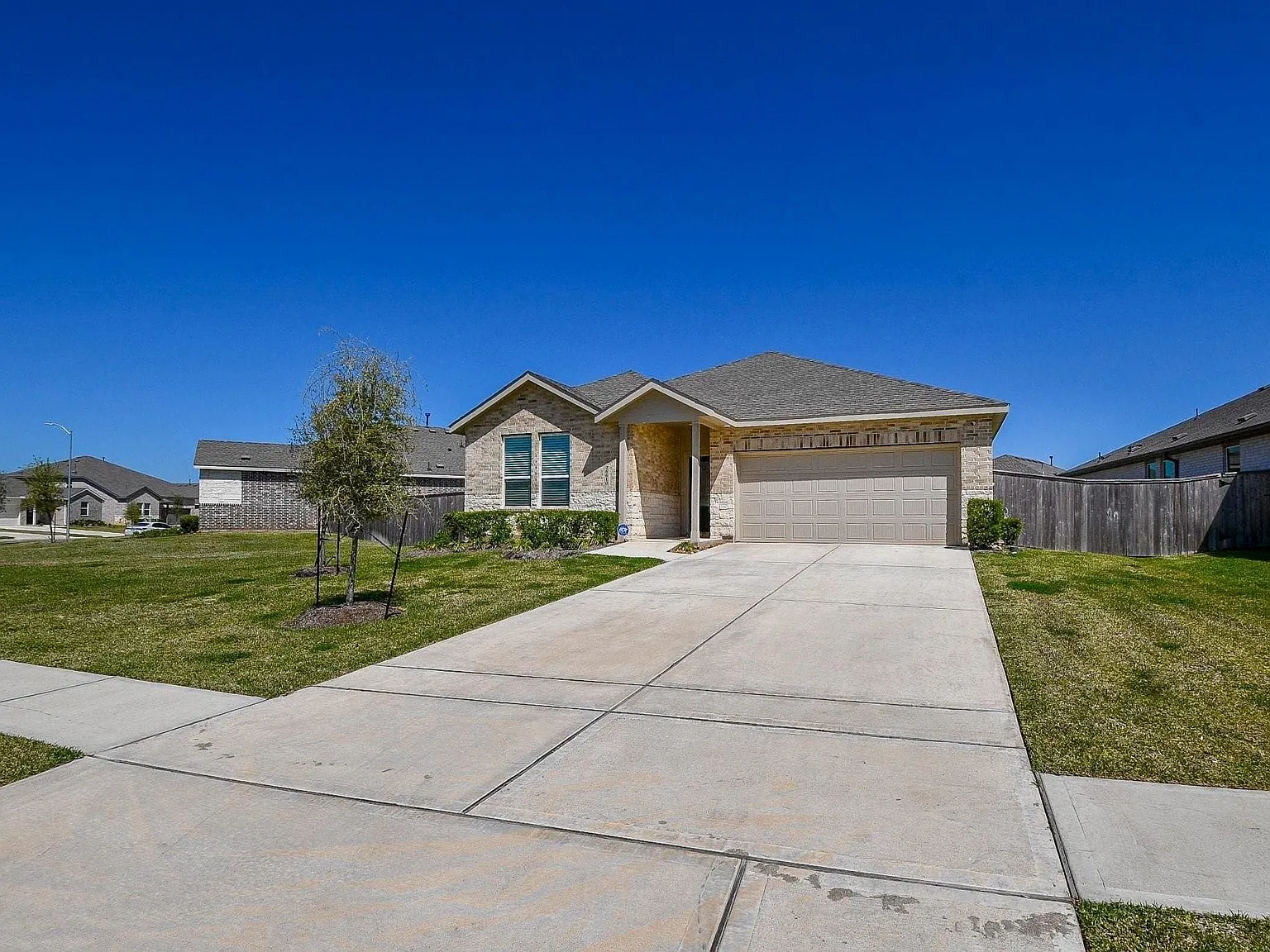 4 bed, 2.0 bath, 2070 sqft, $2,700 — Photo 2