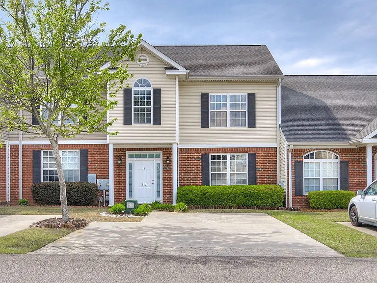 317 Hogan Way — Photo 1