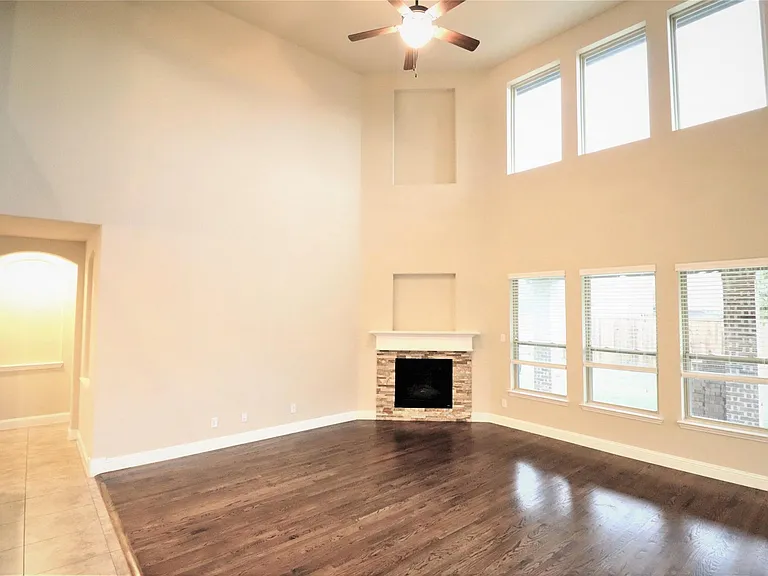 5070 Kerstyn Dr — Photo 10