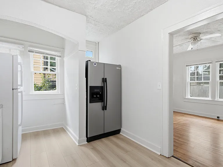 825 E 36th St — Photo 18