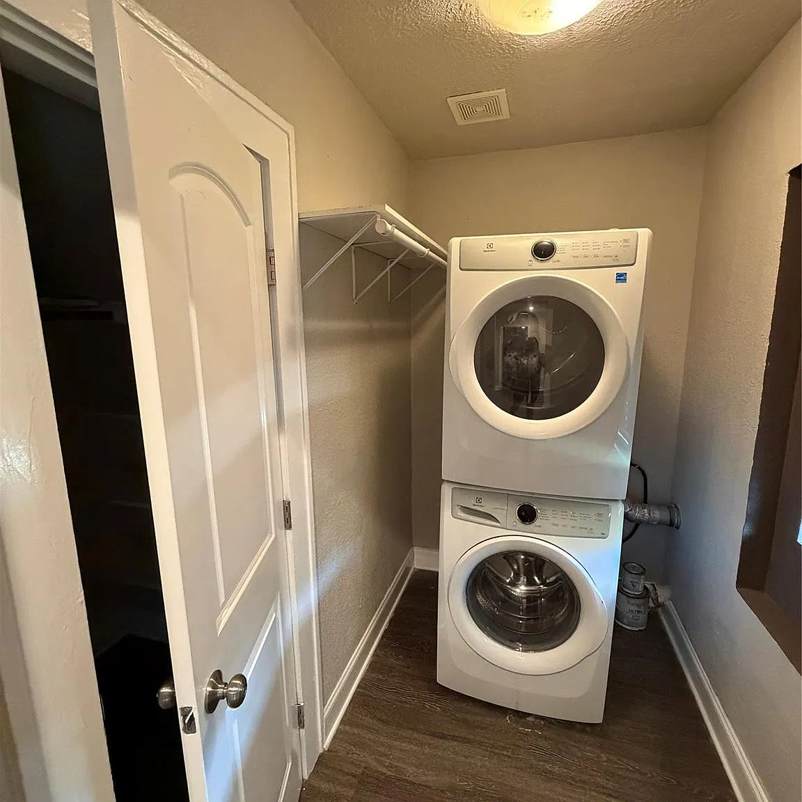 3 bed, 1.0 bath, 800 sqft, $1,394 — Photo 3
