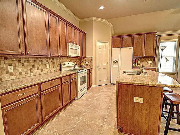 4th image of 14526 Bergenia Dr