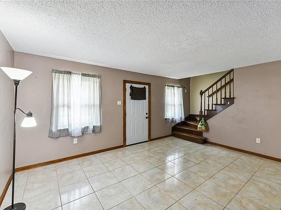 5th image of 729 Huckleberry Ln