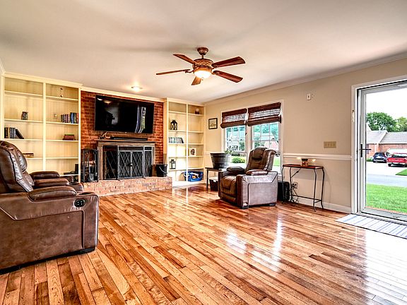 5th image of 2227 Eastview Dr