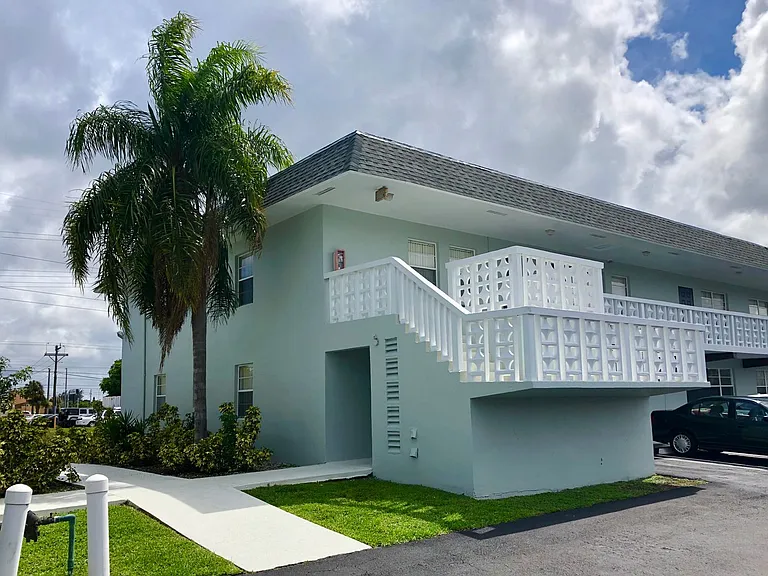 West Palm Lane — Photo 60