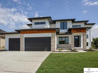 19026 Hackberry Dr, Gretna, NE 68028