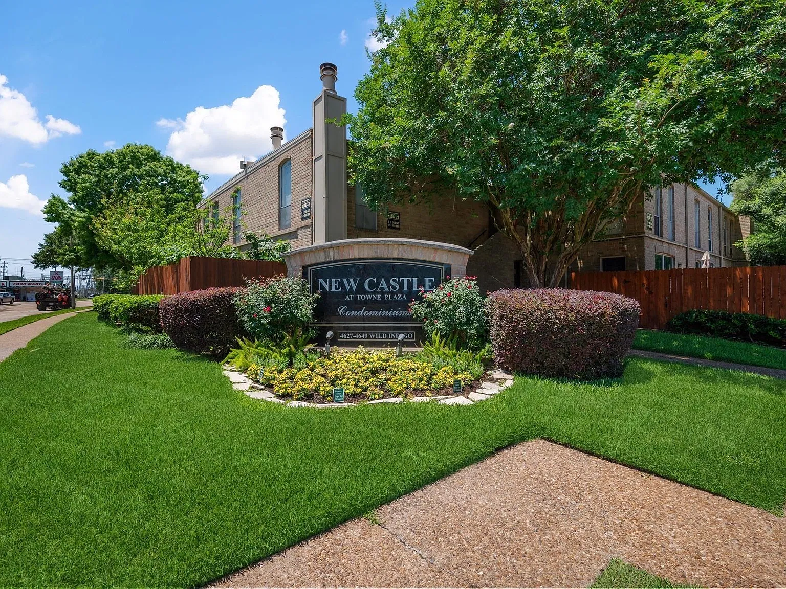 3 bed, 2.0 bath, 1300 sqft, $2,100 — Photo 1