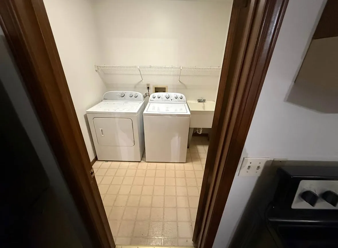 2 bed, 1000 sqft, $1,600 — Photo 3