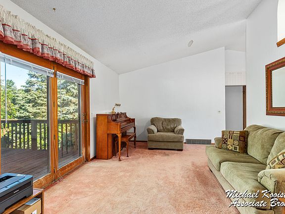 4th image of 5899 Stonyhill Ln SE
