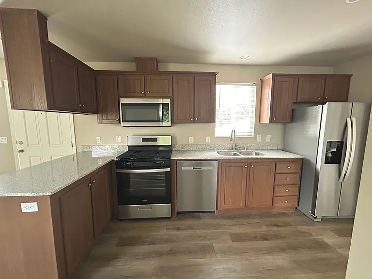 515 E Walnut St — Photo 4