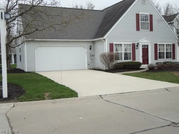 24690 Thicket Ln #32, Olmsted Falls, OH 44138