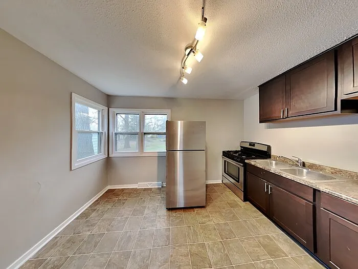 2090 Hillview Rd — Photo 3