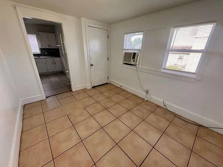 2330 S Fern Creek Ave — Photo 2