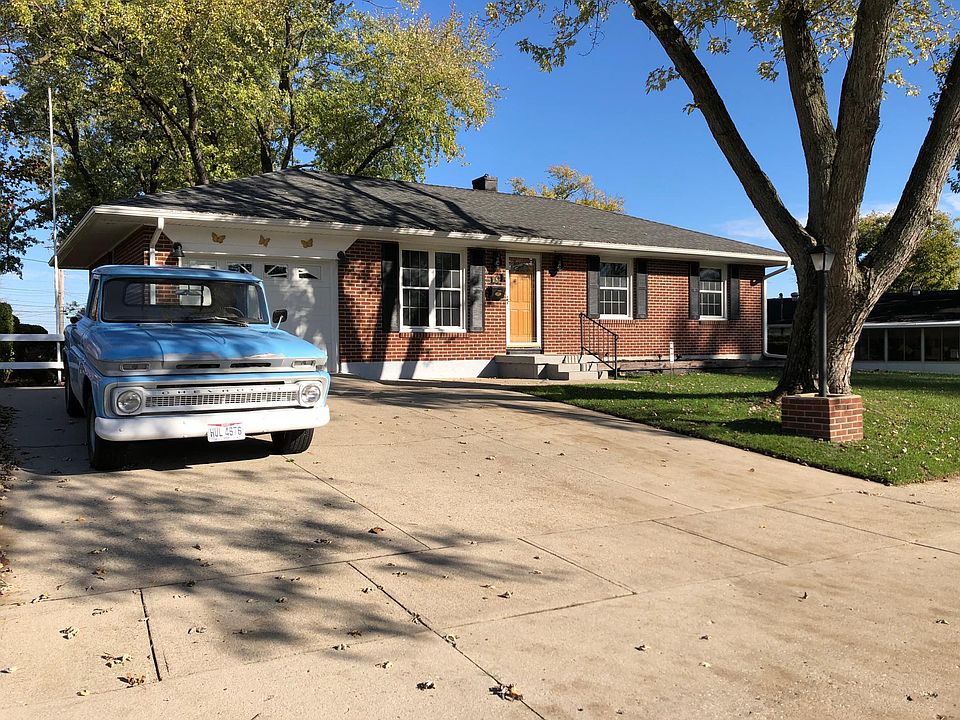 1st image of 15 Bellaire Dr