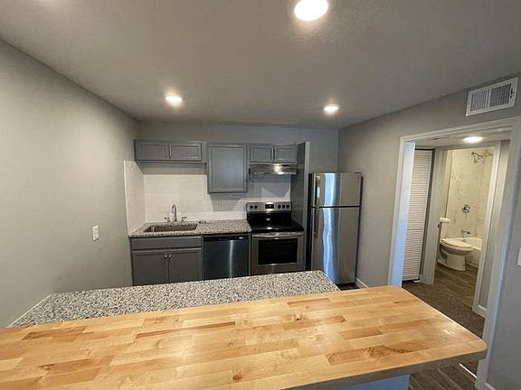 5th image of 15400 Bellaire Ave #15404-D
