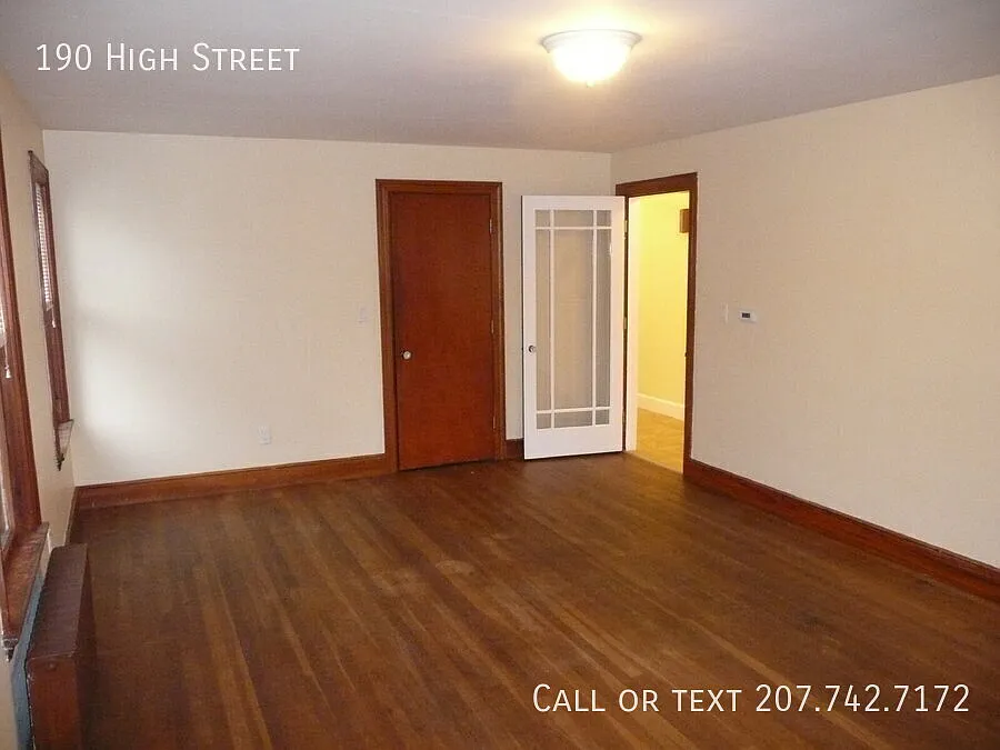 Large 2 BR second floor apartment with garage and laundry hook-ups — Photo 4