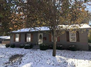 614 E Webster St, Benton, IL 62812
